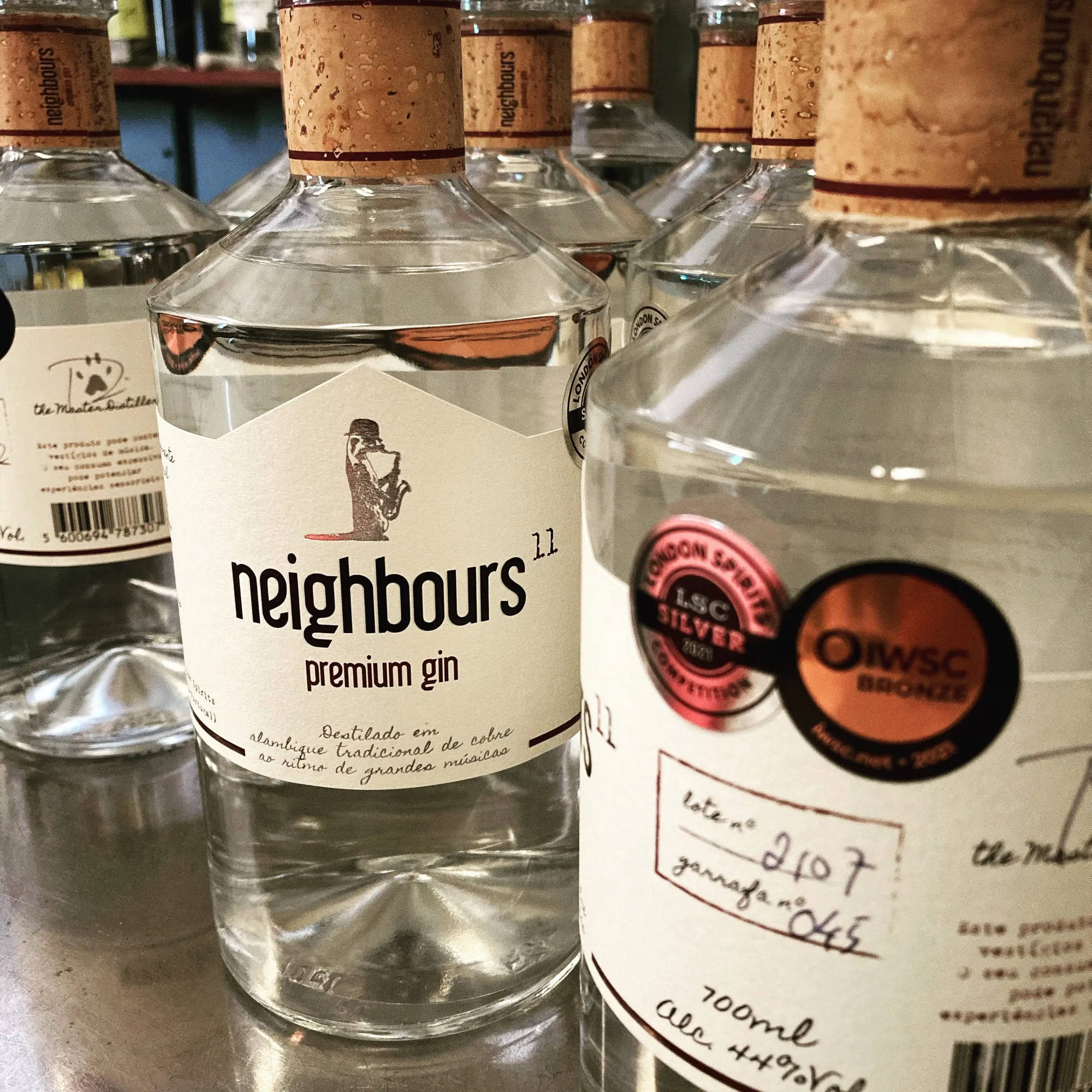 Garrafas de Neighbours11 Premium Gin numeradas à mão, na destilaria.